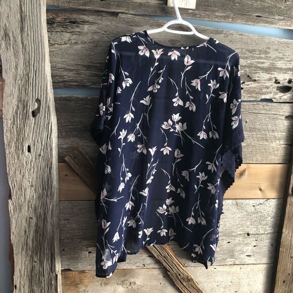 𝅺motherhood Maternity size O/S Navy floral kimono with crochet trim - Picture 4 of 6